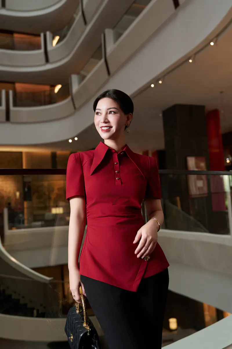 [KIAS x HannahOlala] Crimson Aura – Áo đỏ nhún eo + quần đen ống vảy - K15